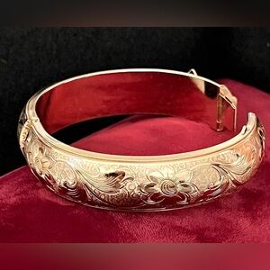 VTG Signed Sarah Cov for Coventry Gold Tone Etched Floral Hinged Bangle Bracelet